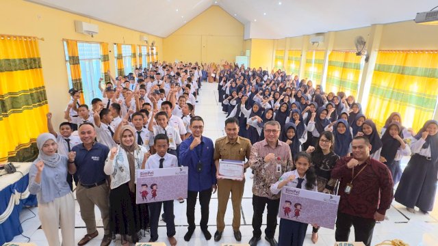 Edukasi literasi keuangan OJK Sulselbar bersama IJK dan pemerintah daerah di sekolah. Foto: Istimewa.