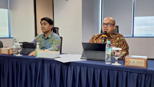 Kepala Kantor Perwakilan LPS III Sulampua Fuad Zaen (kanan) didampingi Plt Kepala Divisi, Edukasi, Humas dan Hublem Kantor LPS III Kota Makassar Y Dadi Hermawan (kiri) saat media update LPS. Foto: Sri Wahyu Diastuti / Sulselsatu.com.