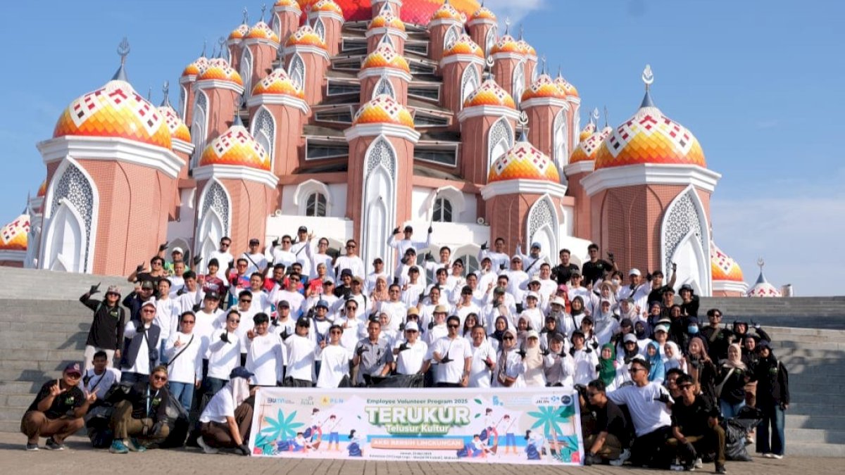 Pegawai PLN UIP Sulawesi Aksi Bersih Sampah Plastik di Kawasan Masjid 99 Kubah dan Lego-Lego