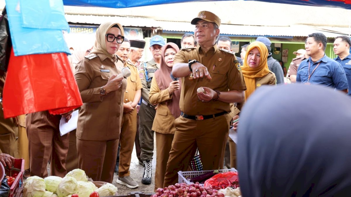 Pastikan Harga Bahan Pokok Tetap Dijangkau Masyarakat, Bupati dan Wakil Bupati Barru Pantau Harga di Pasar Mattirowalie