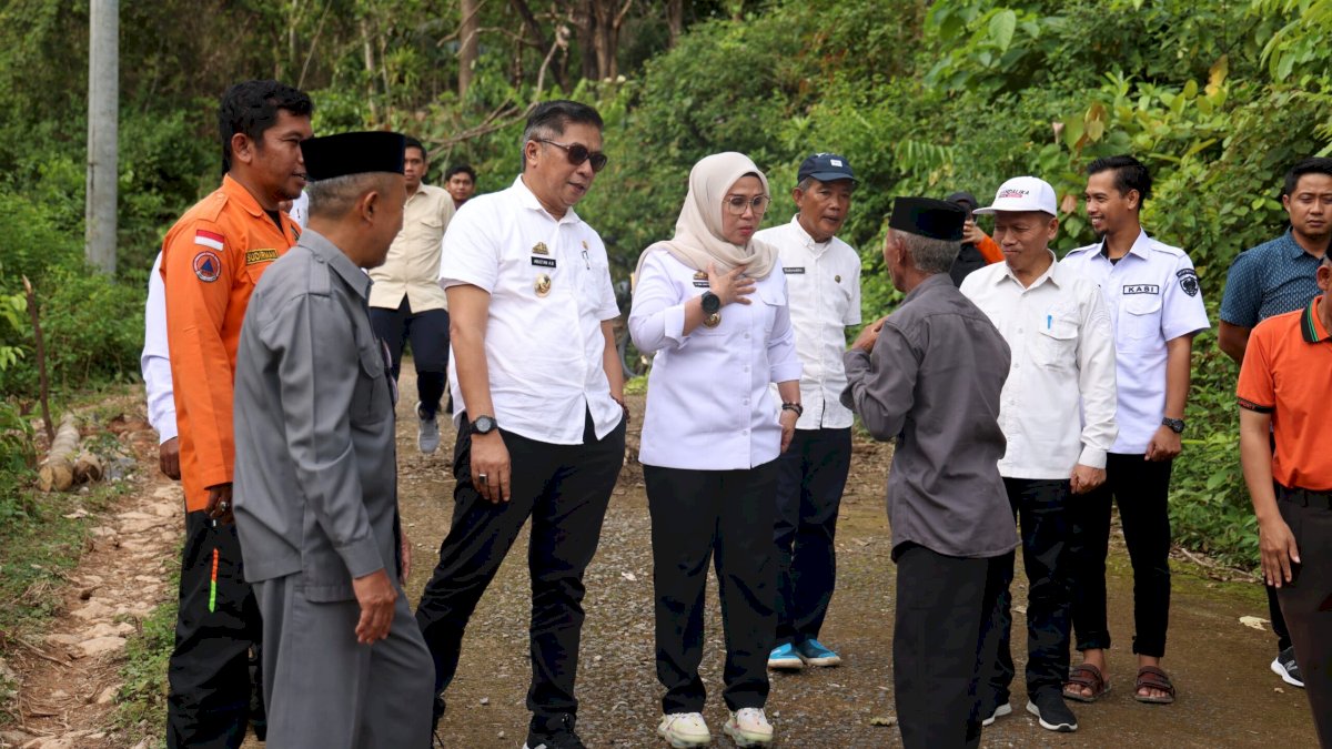 Bupati dan Wakil Bupati Barru Pantau Kerusakan Jalan Desa Bulo-Bulo