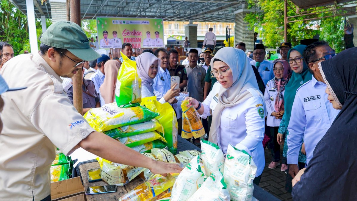 Terus Hadirkan Pasar Murah, Bupati Barru Pantau Gerakan Pangan Murah