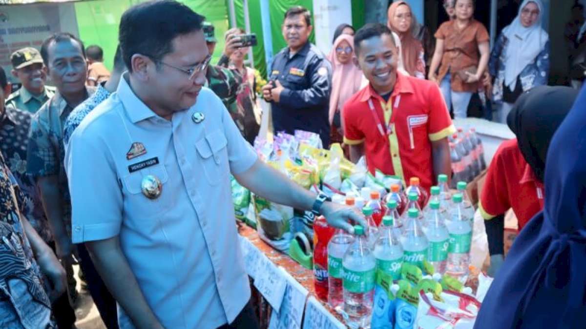 Jelang Idul Fitri 1446 H, Wakil Bupati Takalar Pantau Pasar Murah di Desa Banyuanyara