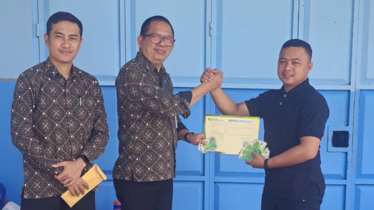 BPJS Ketenagakerjaan Serahkan Kartu Kepesertaan kepada 48 Pekerja Dapur MBG di Jeneponto