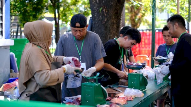 Pembagian daging hewan kurban Pelindo Regional 4. Foto: Istimewa.