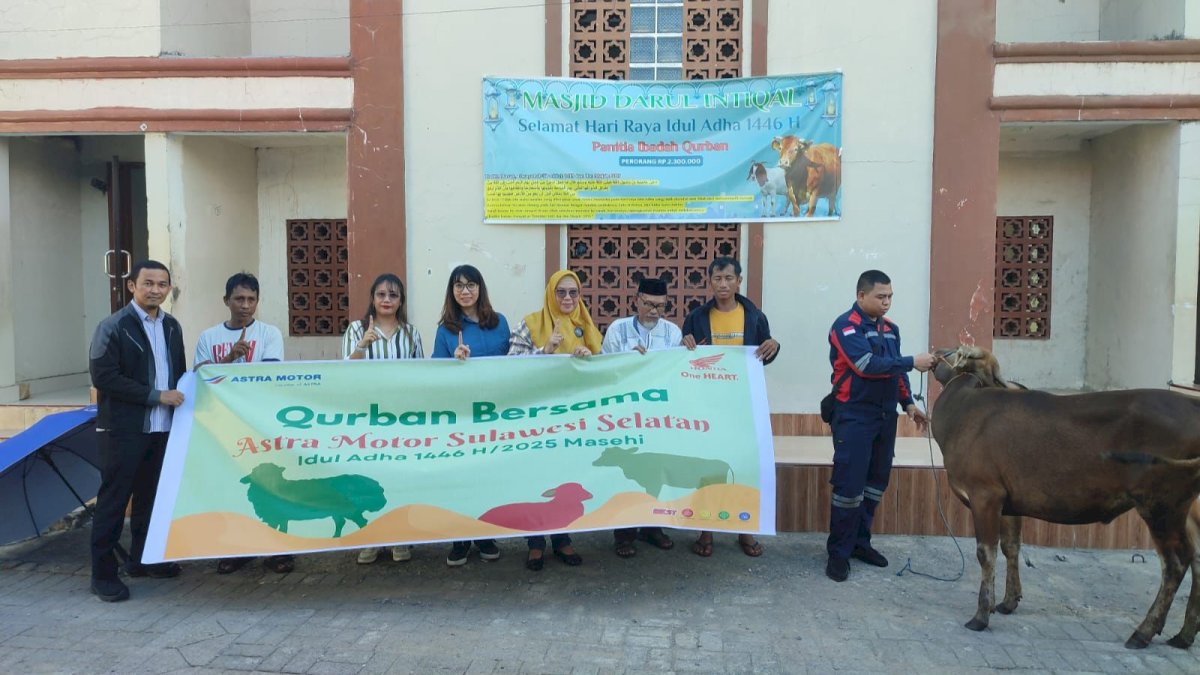 Hari Raya Iduladha, Astra Motor Sulsel Salurkan Hewan Kurban di Masjid Darul Intiqal Makassar