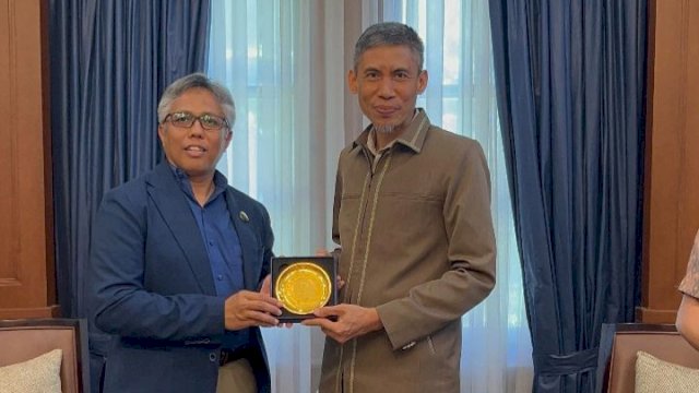 Rektor Kalla Institute Syamril melakukan penandatanganan MoU bersama Institut Teknologi Bandung (ITB) di Kampus ITB. Foto: Istimewa.