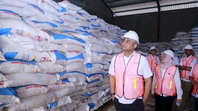 Direktur Transformasi Bisnis PT Pupuk Indonesia (Persero) Panji Winanteya Ruky saat meninjau stok Pupuk Indonesia. Foto: Istimewa.