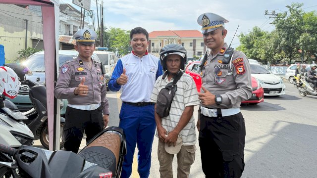 Asmo Sulsel dan Polres Gowa bagi helm gratis Honda kepada masyarakat. Foto: Istimewa.