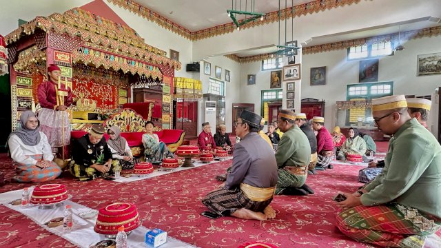 PT Masmindo Dwi Area gelar prosesi Mangngolo Ri Arajang di Kedatuan Luwu. Foto: Istimewa.