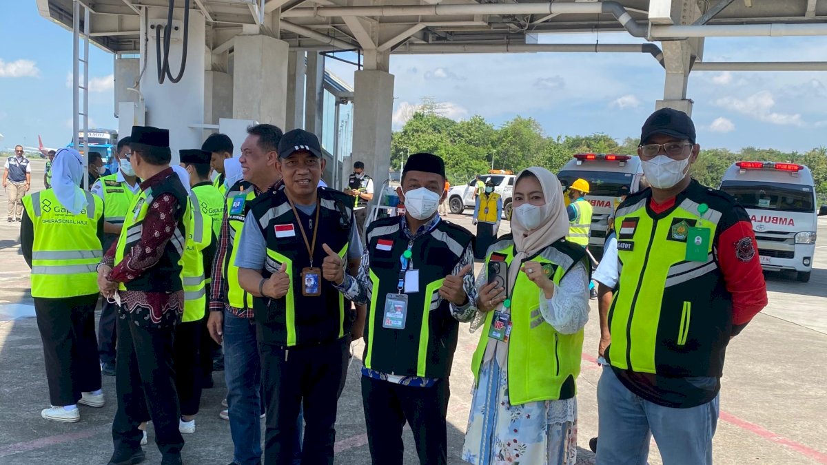 Bupati Sidrap Sambut Langsung Kepulangan 263 Jamaah Haji di Bandara Sultan Hasanuddin