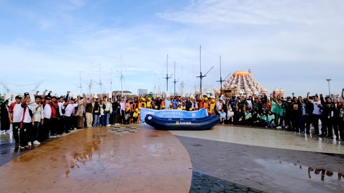 Hari Laut Sedunia, Novotel Makassar Aksi Bersih di Pantai Losari