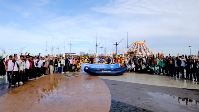Novotel Makassar gelar aksi bersih di Pantai Losari. Foto: Istimewa.