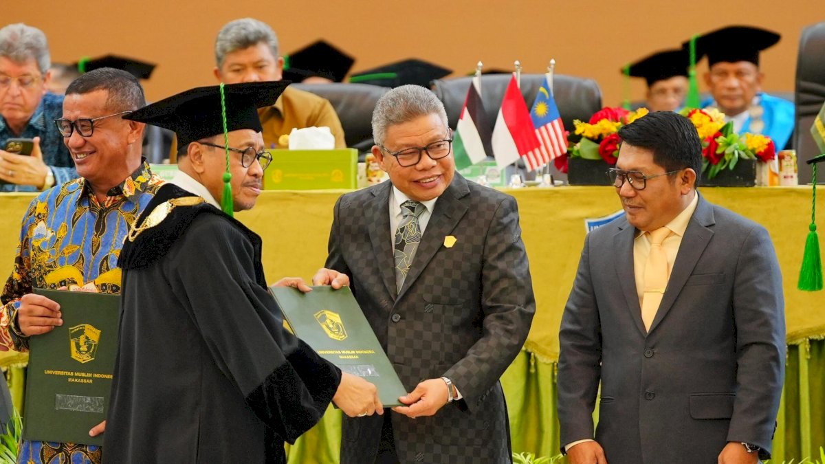 Taufan Pawe Dianugerahi Alumni Berprestasi di Milad ke-71 UMI