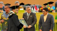 Taufan Pawe Dianugerahi Alumni Berprestasi di Milad ke-71 UMI