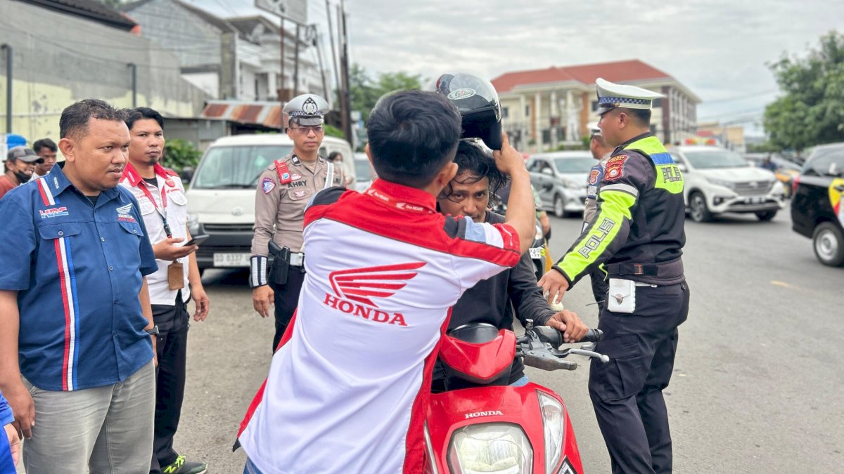 Asmo Sulsel Dukung Polres Gowa Gelar Teguran Simpatik, Berikan 10 Helm Gratis untuk Pengendara