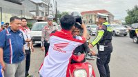 Asmo Sulsel Dukung Polres Gowa Gelar Teguran Simpatik, Berikan 10 Helm Gratis untuk Pengendara