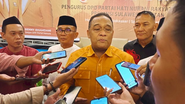 Sekretaris DPP Partai Hanura Benny Rhamdani (tengah) bersama Amsal dan Adeni Muhan. Foto/SS