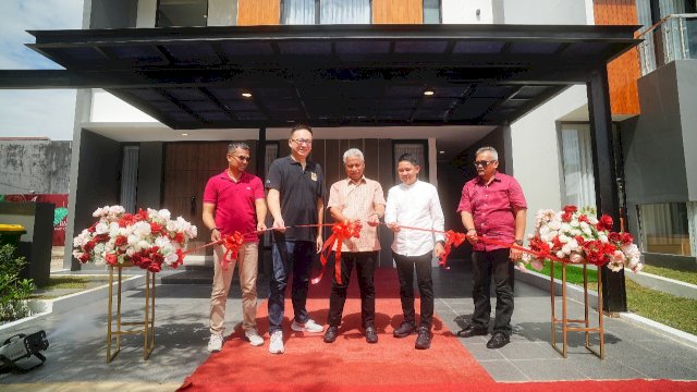 Pemotongan pita menandai peresmian klaster Golden Royale Bukit Baruga. Foto: Istimewa.