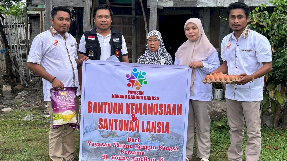 Pengurus Yayasan Naranu Bangun Bangsa Salurkan Santunan untuk Lansia di Jeneponto