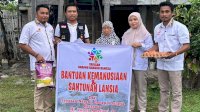 Pengurus Yayasan Naranu Bangun Bangsa Salurkan Santunan untuk Lansia di Jeneponto
