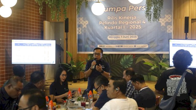 Executive Director 4 Pelindo Regional 4 Abdul Azis saat jumpa pers di salah satu restoran di Makassar. Foto: Istimewa.