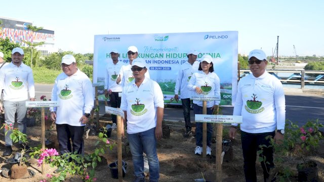 Penanaman pohon Boungenvile Pelindo Regional 4 bersama Pemkot Makassar. Foto: Istimewa.