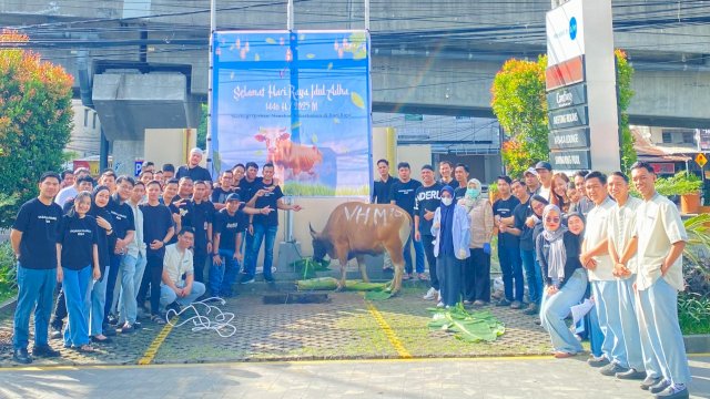 Vasaka Hotel Makassar bagi daging kurban kepada masyarakat. Foto: Istimewa. 