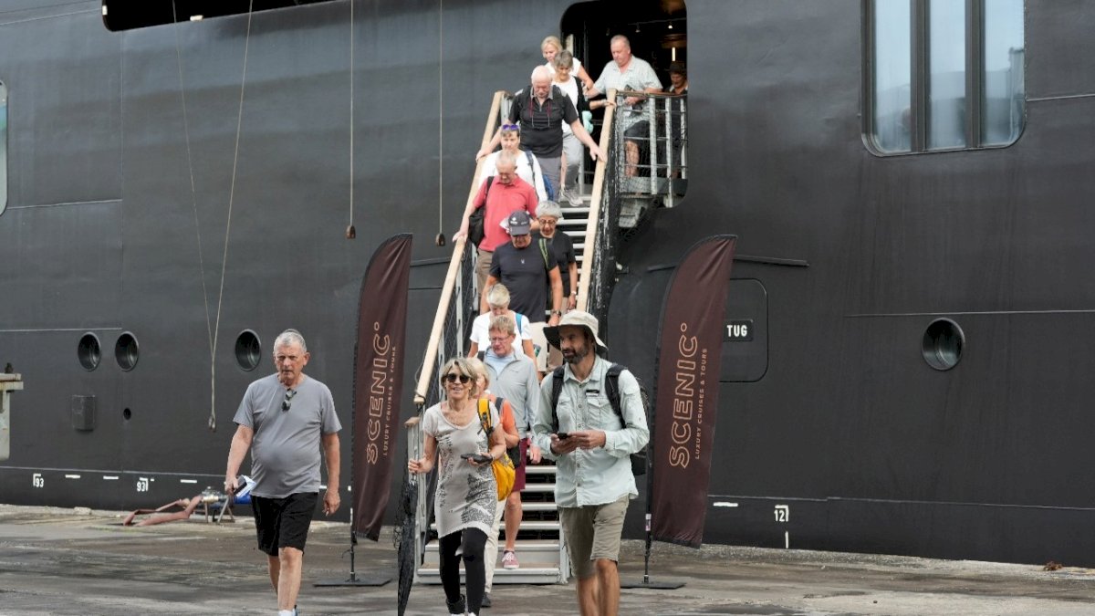 Bawa 161 Wisatawan, Kapal Pesiar MS Scenic Eclipse II Kembali Kunjungi Pelabuhan Makassar