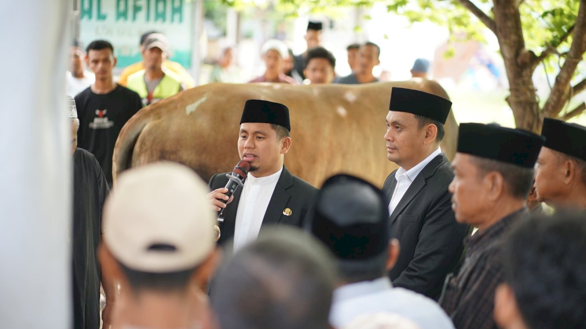 Wali Kota Parepare Tasming Hamid Salat Idul Adha Bersama Warga dan Serahkan Sapi Kurban Bantuan Presiden Prabowo