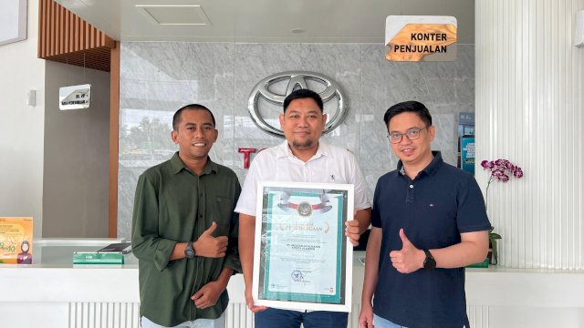 Bengkel Kalla Toyota Alauddin raih penghargaan terbaik tingkat Kota Makassar. Foto: Istimewa.