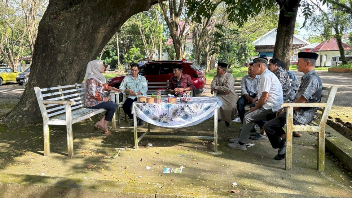 Intip Gaya Bupati Barru Saat Jamu Warganya