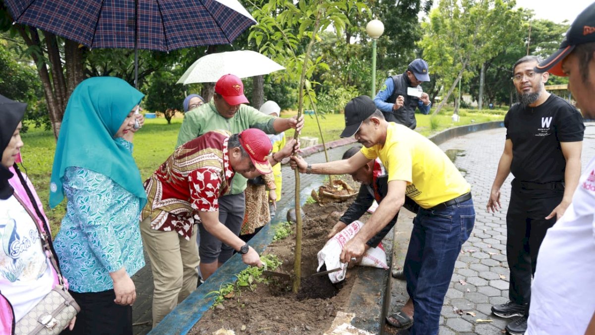 Wabub Barru Pimpin Penanaman Pohon di Alun-Alun Kota Barru