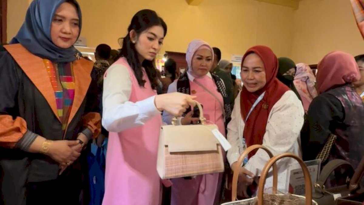 Tas Kerajinan Khas Takalar Tarik Perhatian Ibu Wapres Selvi Gibran