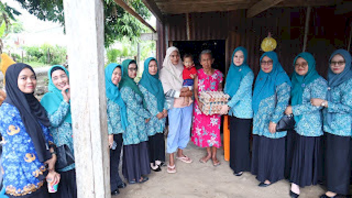 Ketua PKK Parepare dr. Andi Arfiah Tasming Salurkan Bantuan bagi Balita Stunting di Lemoe