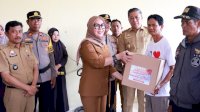 Momentum Hari Bhayangkara, Bupati dan Wakil Bupati Serahkan Bantuan Sembako ke Warga