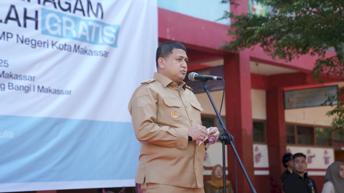 Wali Kota Makassar Bagikan Seragam Gratis, Tegas Larang Jual-Beli di Sekolah