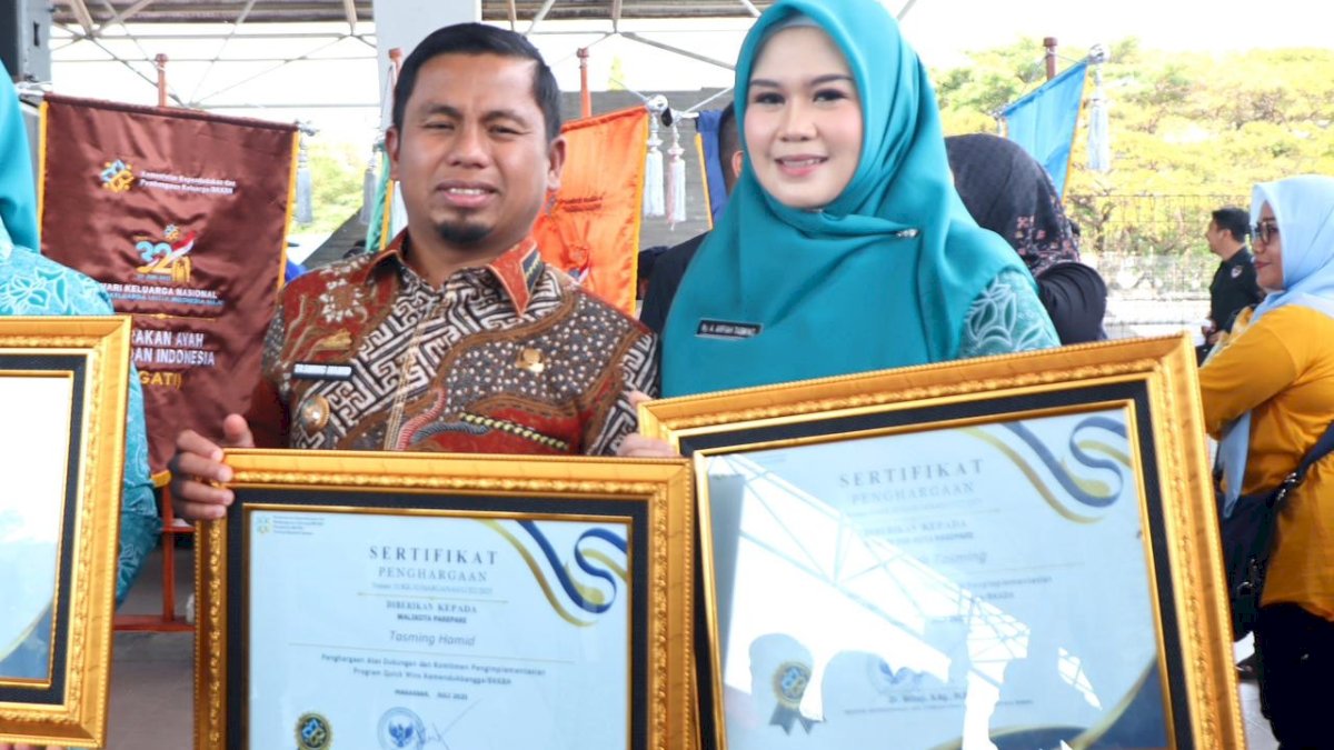 Tasming Hamid Terima Penghargaan BKKBN di Harganas ke-32 di Makassar