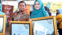 Tasming Hamid Terima Penghargaan BKKBN di Harganas ke-32 di Makassar
