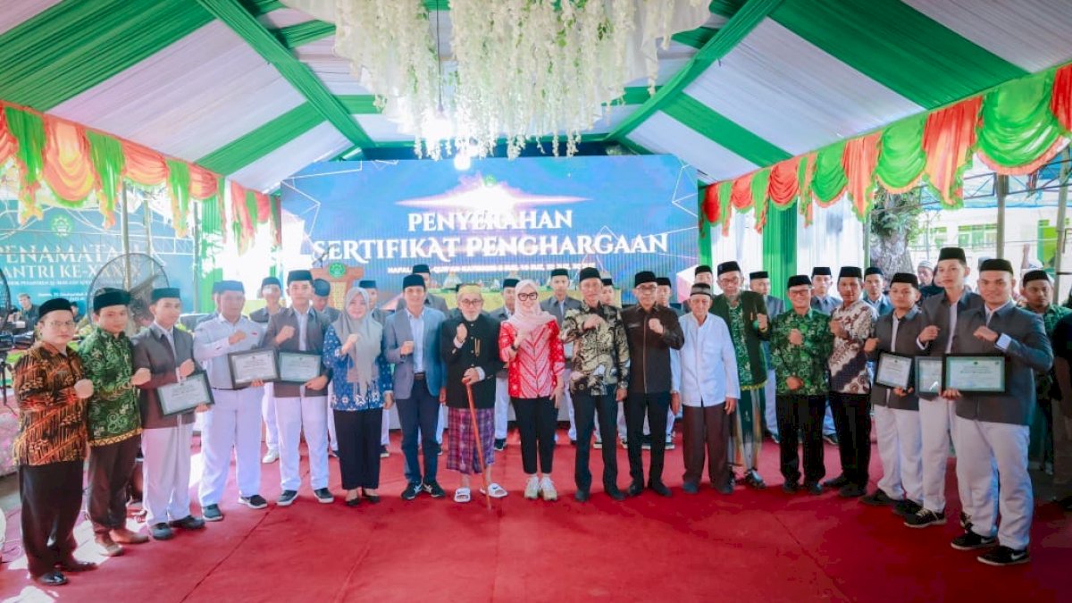 Terus Gaungkan Kota Santri, Bupati Barru Hadiri Penamatan Santri DDI Takkalasi