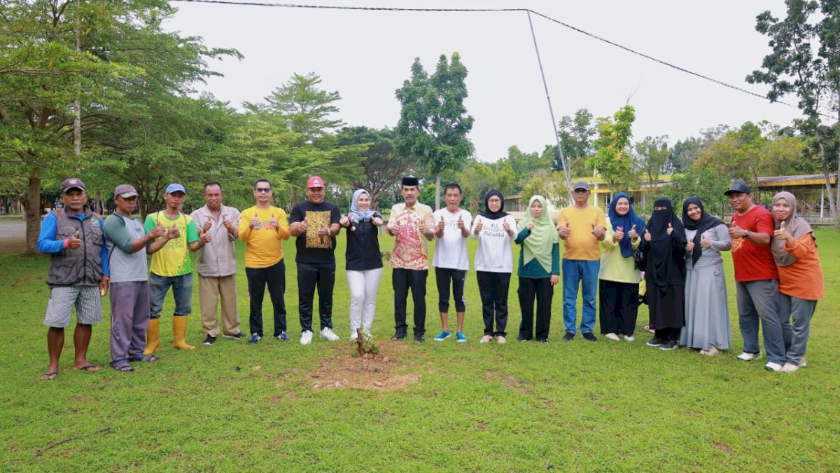 Hijaukan Ruang Publik Kota Barru, Andi Ina Ajak Jajarannya Tanam Pohon
