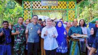 Berbaur saat Acara Pesta Panen, Bupati dan Wakil Bupati Ikut Siraman Air saat Proses Adat Berlangsung