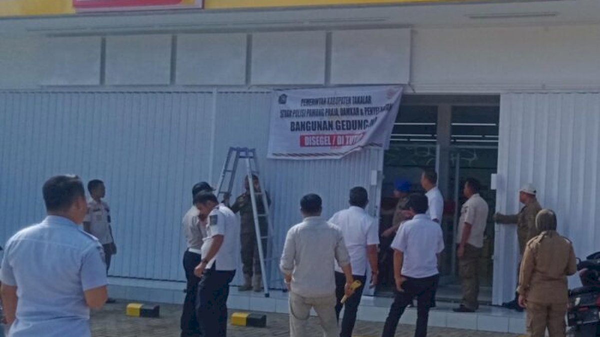 Tindaklanjuti Moratorium Bupati Takalar, Tim Gabungan Segel Dua Bangunan Toko Retail Modern