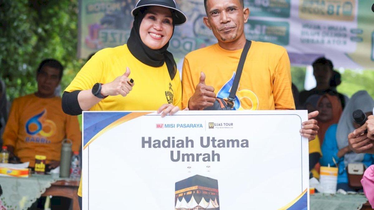 Serahkam Hadiah Utama Umrah, Momen Penuh Haru Bupati Barru