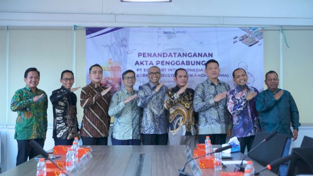 Penandatanganan akta penggabungan anak perusahaannya yaitu PT Equiport Inti Indonesia (EII) ke PT Berkah Industri Mesin Angkat (BIMA) pada 2 Juni 2025 di Surabaya. Foto: Istimewa.