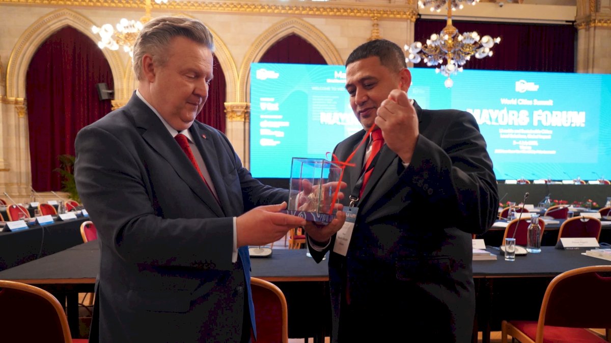 Teguhkan Persahabatan Global, Wali Kota Munafri Serahkan Cenderamata Ikonik ke Wali Kota Vienna