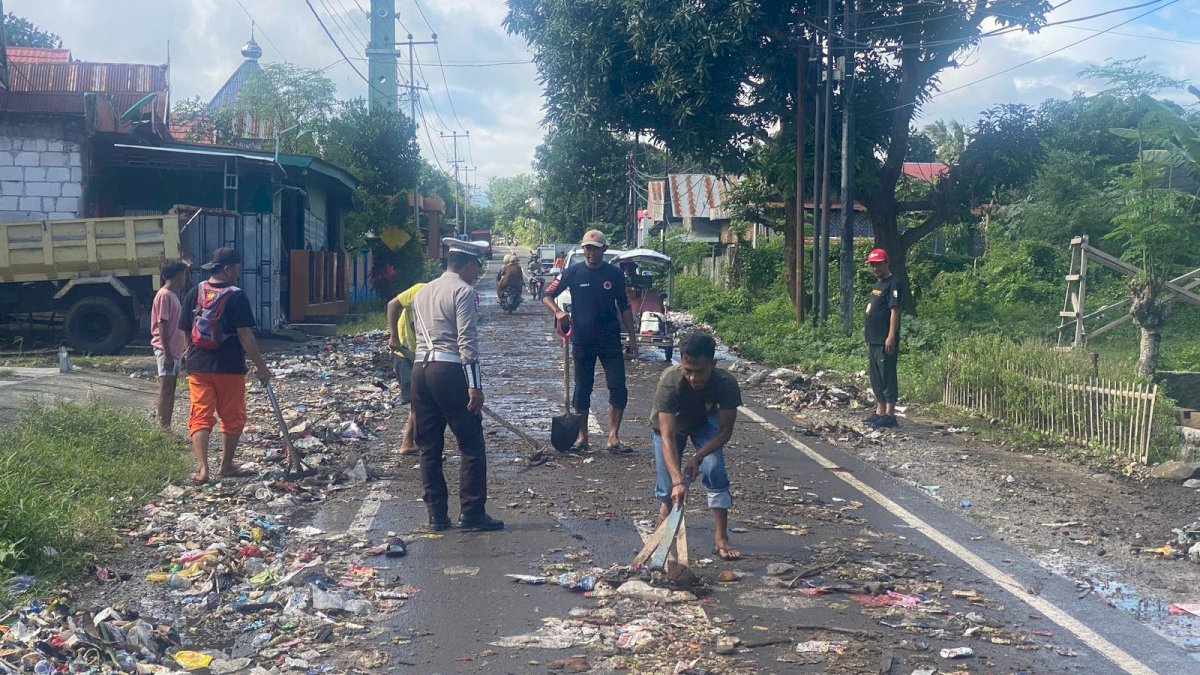 Personel Satlantas Polres Jeneponto Turun Tangan Bantu Warga Bersihkan Sampah Pasca Banjir