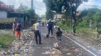 Personel Satlantas Polres Jeneponto Turun Tangan Bantu Warga Bersihkan Sampah Pasca Banjir