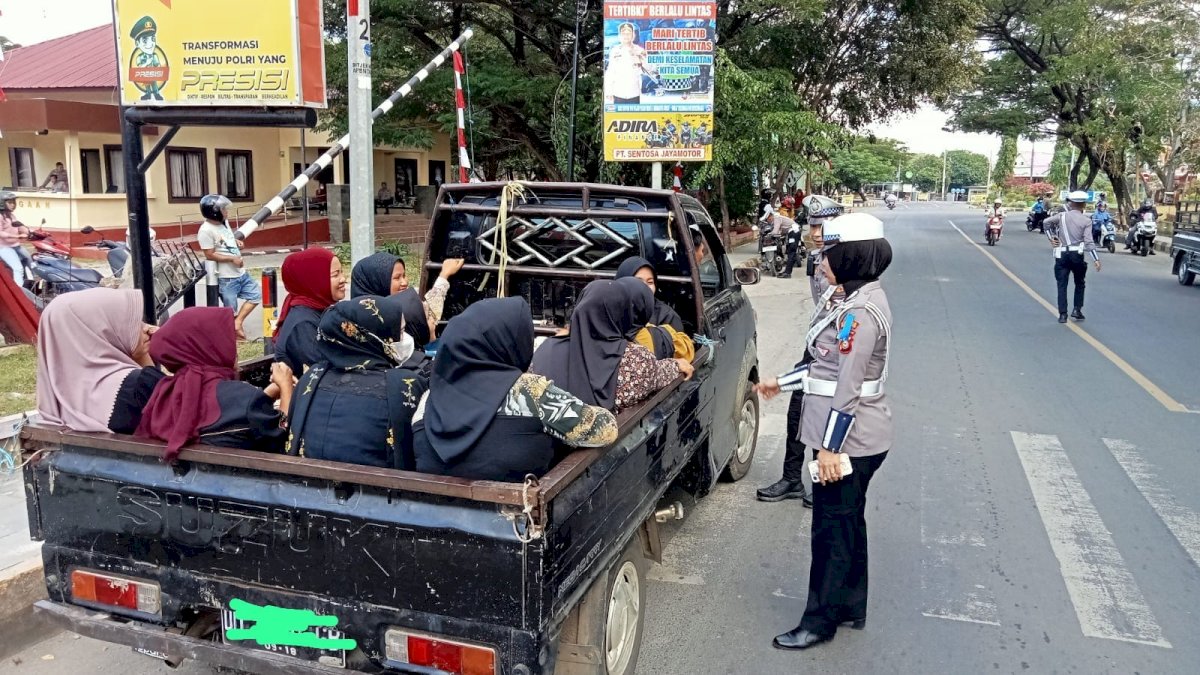 Operasi Patuh Pallawa 2025: Mobil Bak Terbuka Ditilang di Jeneponto, Penumpang Diantar Polisi