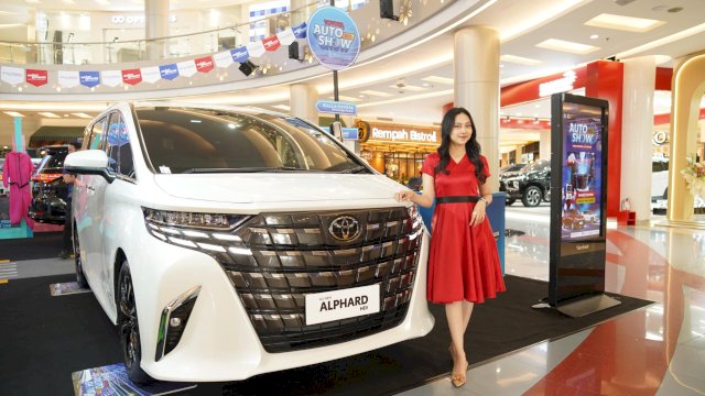 Toyota Alphard Hybrid di pameran Kalla Toyota. Foto: Istimewa.